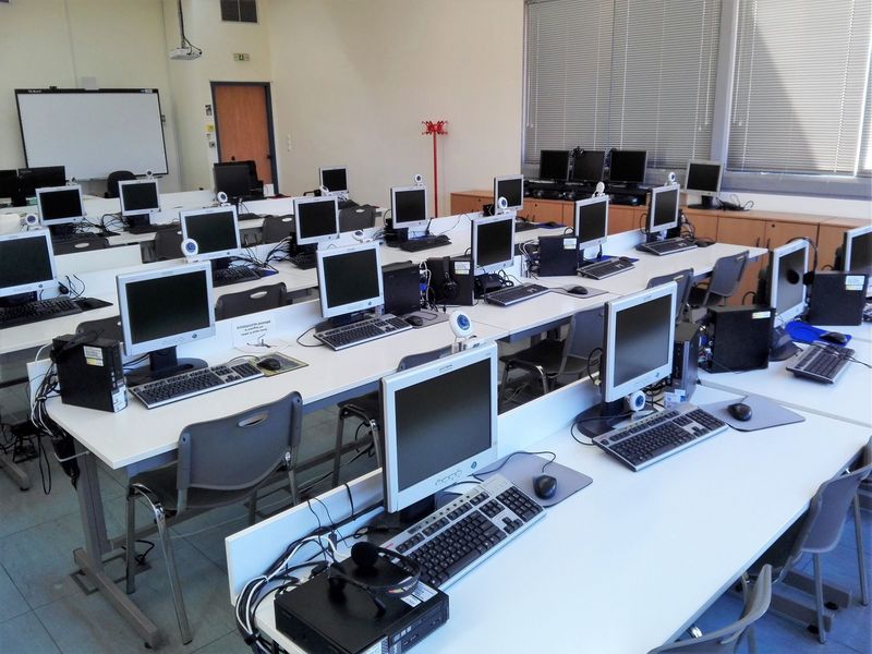 Πάγκοι με υπολογιστές